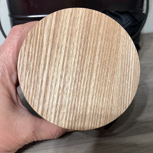 NEW DW HOME BLOOD RED VELVET JAR CANDLE WITH BLACK VELVET FLOWER - Picture 5 of 8